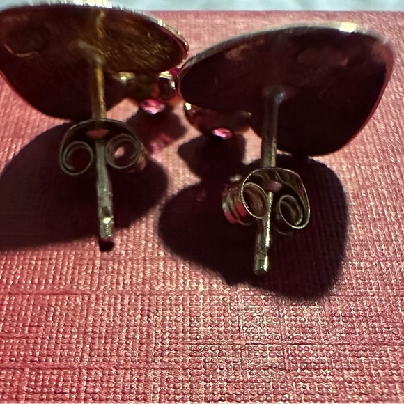 Vintage 18k gold earrings with Genuine Ruby &etched detailing - Picture 2 of 16